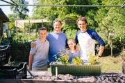 Julian mit den Sch&uuml;lern Greta und Peter, sowie mit Schulg&auml;rtner Bernhard Korilla (re.) in der G&auml;rtnerei in der Internatsschule
