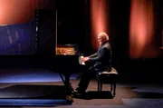 Der franz&ouml;sische Pianist Alain Plan&egrave;s am Fl&uuml;gel im Łazienki-Palast mit seiner Interpretation der Werke Chopins