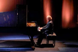 Der franz&ouml;sische Pianist Alain Plan&egrave;s am Fl&uuml;gel im Łazienki-Palast mit seiner Interpretation der Werke Chopins