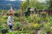 Gastgeberin Eva-Maria Schüle im Klostergarten des UWC Robert Bosch Colleges in Freiburg Gastgeberin Eva-Maria Schüle im Klostergarten des UWC Robert Bosch Colleges in Freiburg