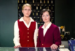 Franziska Weisz (Irene), Regina Fritsch (Karin).