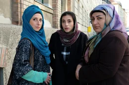 G&uuml;nsel (Zeynep Buyrac, l.), Aischa (Zeynep Bozbay, m.).