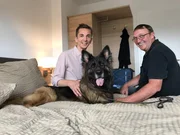 "PUR+"-Moderator Eric Mayer (li.) unterstützt Wanzen-Experte Larry Hansen (re.) bei einem Training seines Spürhundes Casey. "PUR+"-Moderator Eric Mayer (li.) unterstützt Wanzen-Experte Larry Hansen (re.) bei einem Training seines Spürhundes Casey.