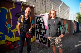 Urbane Kunst: Martin Brambach (li) trifft Szenograf und Graffiti-K&uuml;nstler Max R&uuml;thers.
