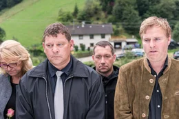 Vorne, l-r: Einsatzleiter (Hans Peter Kreuzberger), Toni Malle (Arthur Klemt).
