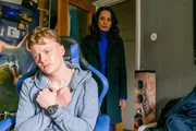 Für Jakob Klein (Vito Sack) bricht eine Welt zusammen, als ihm Annabell Lorenz (Stephanie Stumph) die Nachricht vom Tod seiner Schwester überbringt. Für Jakob Klein (Vito Sack) bricht eine Welt zusammen, als ihm Annabell Lorenz (Stephanie Stumph) die Nachricht vom Tod seiner Schwester überbringt.
