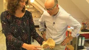 Die Anthropologin Julia Gresky erklärt Karsten Schwanke, anhand welcher Merkmale an Knochen Alter und Geschlecht bestimmt werden können. Die Anthropologin Julia Gresky erklärt Karsten Schwanke, anhand welcher Merkmale an Knochen Alter und Geschlecht bestimmt werden können.