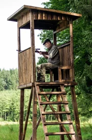 Der J&auml;ger Flachsbichler sitzt tot auf einem Hochstand, die Hand am Abzug seines Gewehrs!