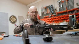 J&ouml;rg Sprave ist Youtuber und Waffenh&auml;ndler. Er besitzt eine entsprechende Lizenz und hat in seiner Werkstatt Schusswaffen mit dem 3D-Drucker zu Testzwecken nachgebaut.