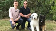 Bettwanzen sind auf dem Vormarsch. Es kann passieren, dass Wanzen als ungebetene Gäste aus dem Urlaubshotel ins Zuhause gelangen. Und dann ist Wanzen-Experte Larry Hansen (re.) mit seinen Spürhunden "AJ" und "Casey" gefragt. "PUR+"-Moderator Eric Mayer (li.) unterstützt Larry bei einem Training der Hunde. Bettwanzen sind auf dem Vormarsch. Es kann passieren, dass Wanzen als ungebetene Gäste aus dem Urlaubshotel ins Zuhause gelangen. Und dann ist Wanzen-Experte Larry Hansen (re.) mit seinen Spürhunden "AJ" und "Casey" gefragt. "PUR+"-Moderator Eric Mayer (li.) unterstützt Larry bei einem Training der Hunde.