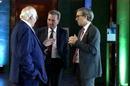 Martin Herrenknecht (l.), G&uuml;nther Oettinger (M.) und Vorstandsmitglied Michael Sprang beim Lothar Sp&auml;th Award 2025. Herrenknecht f&ouml;rdert mit dem Innovations-Preis junge Unternehmer.