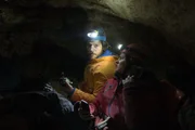 Die Bergretter Markus (Sebastian Ströbel) und Katharina (Luise Bähr) stecken fest in einer Höhle. Die Bergretter Markus (Sebastian Ströbel) und Katharina (Luise Bähr) stecken fest in einer Höhle.