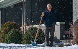 Im Winter r&auml;umt Otto (Tom Hanks) als erster im Viertel immer seinen Gehweg.