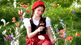 Rotk&auml;ppchen (Kathleen Frontzek) freut sich &uuml;ber die Blumenpracht im Wald. Sie will der kranken Gro&szlig;mutter einen sch&ouml;nen Strau&szlig; bringen.