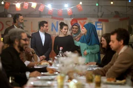 Adnan (Ercan Durmaz, hinter, l.), Yussuf (Tim Seyfi, hinter, 2.v.l.), Aischa (Zeynep Bozbay, m.), Günsel (Zeynep Buyrac, hinter, r.).