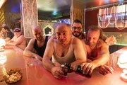 Vorne, l-r: Metzger Simmerl (Stephan Zinner), Herr Moratschek (Sigi Zimmerschied), Fl&ouml;tzinger (Daniel Christensen), Wolfi (Max Schmidt).
