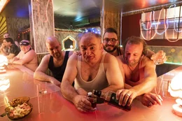 Vorne, l-r: Metzger Simmerl (Stephan Zinner), Herr Moratschek (Sigi Zimmerschied), Fl&ouml;tzinger (Daniel Christensen), Wolfi (Max Schmidt).