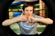 Coole Moves, Rhythmus und Beweglichkeit - das ist Hip-Hop-Tanz. In nur 48 Stunden will Johannes (Foto)lernen, wie man sich zur Musik bewegt und die wichtigsten Hip-Hop-Schritte drauf haben. Danach muss er in einer Prüfung nicht nur eine komplette Hip-Hop-Choreografie zeigen sondern auch ein Solo-Tänzchen auf’s Parkett legen. Coole Moves, Rhythmus und Beweglichkeit - das ist Hip-Hop-Tanz. In nur 48 Stunden will Johannes (Foto)lernen, wie man sich zur Musik bewegt und die wichtigsten Hip-Hop-Schritte drauf haben. Danach muss er in einer Prüfung nicht nur eine komplette Hip-Hop-Choreografie zeigen sondern auch ein Solo-Tänzchen auf’s Parkett legen.