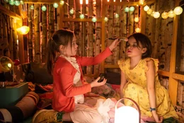 L-R: Erna (Ava Petsch) und Oskar/Lili (Laur&igrave;)