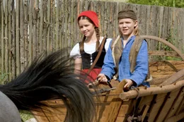 Rotk&auml;ppchen (Kathleen Frontzek) hat einen richtig guten Kumpel gefunden, Konrad (Max von der Groeben), der sie von ihrem Kummer ablenkt.