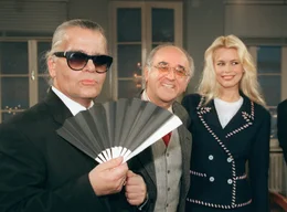 Die Sendung zeigt zahlreiche Ausschnitte aus 12 Jahren des WDR-Talks "Boulevard Bio": Alfred Biolek (M) mit seinen G&auml;sten, dem Modedesigner Karl Lagerfeld und  Top-Model Claudia Schiffer (Sendung vom 07.06.1994)