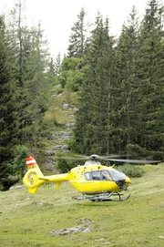 Der Hubschrauber landet auf dem Plateau &uuml;ber der Steigerwand