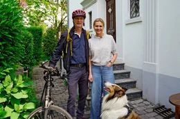 Zuhause im Revier: Martin Brambach mit Partnerin Christine Sommer und Hund Juri.