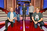 Moderator Kai Pflaume (M.) und seine Rateteam-Kapit&auml;ne Bernhard Ho&euml;cker (l.) und Elton (r.) begr&uuml;&szlig;en in dieser Sendung die Schauspielerin Claudia Michelsen (2.v.l.) und den Schauspieler G&ouml;tz Schubert (2.v.r.).