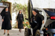 Schwester Theodora kommt im Kloster an; sie will mit Schwester Hildegard wieder reden (v.li.: Janina Hartwig, Karin Gregorek, Nina Hoger). Schwester Theodora kommt im Kloster an; sie will mit Schwester Hildegard wieder reden (v.li.: Janina Hartwig, Karin Gregorek, Nina Hoger).