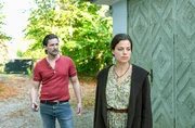 Jenny Guldenstein (Giulia Goldammer, r.) bemerkt, dass ihr Bruder Justus Guldenstein (Bert Tischendorf, l.) in unseriöse Machenschaften verwickelt ist. Jenny Guldenstein (Giulia Goldammer, r.) bemerkt, dass ihr Bruder Justus Guldenstein (Bert Tischendorf, l.) in unseriöse Machenschaften verwickelt ist.