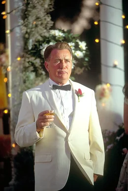Roger Strong (Martin Sheen).