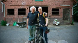 Unter Kumpels: Martin Brambach (re) besucht seinen guten Freund, den Bio-Bauern Theo Sch&uuml;rmann.