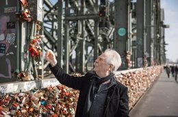 Henning Krautmacher, ehemaliger Frontmann der Band &bdquo;Die H&ouml;hner&ldquo;, hing zu seiner Hochzeit ein Schloss an der Br&uuml;cke auf.