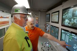 Martin Herrenknecht informiert sich in der Steuerkabine &uuml;ber den Stand des Vortriebs der Tunnelbohrmaschine