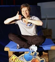 Ob BMX, Kart fahren, Parcours oder Rollstuhlbasketball - Kann man eine Sportart in nur 48 Stunden lernen? Johannes, bekannt aus "neuneinhalb" und der "Sendung mit der Maus", ist sich sicher und probiert es selbst aus. Ob BMX, Kart fahren, Parcours oder Rollstuhlbasketball - Kann man eine Sportart in nur 48 Stunden lernen? Johannes, bekannt aus "neuneinhalb" und der "Sendung mit der Maus", ist sich sicher und probiert es selbst aus.