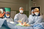 Amelia Shepherd (Caterina Scorsone, l.); Atticus "Link" Lincoln (Chris Carmack, 2.v.l.); Dr. Nico Kim (Alex Landi, r.)