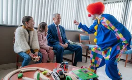 Die Ruhe vor dem Sturm: Wegen einer Silberm&uuml;nze, die Otto (Tom Hanks, 2.v.r.) sehr viel bedeutet, kommt es mit dem Klinikclown (Julian Manjerico) in Anwesenheit von Marisols T&ouml;chtern Luna (Christiana Montoya, l.) und Abbie (Alessandra Perez, 2.v.l.), zu einem kleinen Eklat.