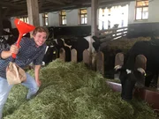Checker Tobi tut was f&uuml;r das Klima - mit seiner selbstgebauten Kuhpups-Fang-Maschine im Kuhstall.