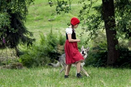Rotk&auml;ppchen (Kathleen Frontzek) hat noch keine Angst vor dem Wolf.