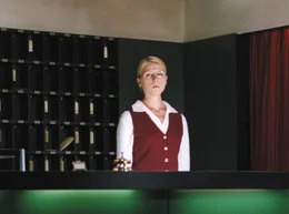 Irene (Franziska Weisz) tritt ihre Arbeit als Rezeptionistin eines renommierten Berghotels an.
