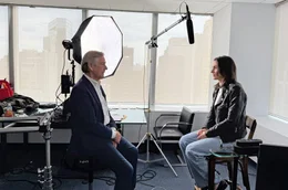 Claus Kleber im Gespr&auml;ch mit der Journalistin Victoria Elliott