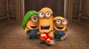 "Minions", Die Minions haben im Verlauf der Erdgeschichte stets den schlimmsten Schurken gedient. Zurzeit fehlt ihnen aber ein b&ouml;ses Idol. Antriebslos darben sie in schwerer Depression. Kevin, Stuart und Bob begeben sich daher beherzt auf die Suche nach einem neuen Anf&uuml;hrer. Im Jahr 1968, also 42 vor Gru, landen sie in New York. Bei der Messe der Mega-B&ouml;sewichte in Orlando hoffen sie, f&uuml;ndig zu werden. Super-Schurkin Scarlett Overkill scheint die ideale Meisterin zu sein, erweist sich aber anspruchsvoller als erwartet.  SENDUNG: ORF eins - SA - 15.08.2020 - 13:25 UHR. - Veroeffentlichung fuer Pressezwecke honorarfrei ausschliesslich im Zusammenhang mit oben genannter Sendung oder Veranstaltung des ORF bei Urhebernennung.
