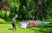 Dreharbeiten Tafelrunde im Garten von Schloss Altenhof. Dreharbeiten Tafelrunde im Garten von Schloss Altenhof.
