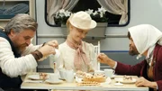 Eine Eintagsfliege hat nur einmal Geburtstag. Wildschwein (Aljoscha Stadelmann), die fr&ouml;hliche Eintagsfliege (Karoline Schuch) und Fuchs (Lars Rudolph) essen an einem Campingtisch.