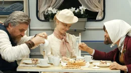 Eine Eintagsfliege hat nur einmal Geburtstag. Wildschwein (Aljoscha Stadelmann), die fr&ouml;hliche Eintagsfliege (Karoline Schuch) und Fuchs (Lars Rudolph) essen an einem Campingtisch.