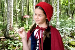 Rotk&auml;ppchen (Kathleen Frontzek) findet auf ihrem Weg zur Gro&szlig;mutter ein vierbl&auml;ttriges Kleeblatt am Wegrand. Wenn ihr das kein Gl&uuml;ck bringt!