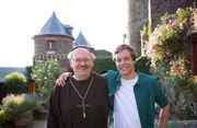 Checker Tobi (rechts) mit Experte Hubertus Seibert im Mönchsgewand auf der Burg Thurant. Checker Tobi (rechts) mit Experte Hubertus Seibert im Mönchsgewand auf der Burg Thurant.