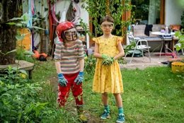 L-R: Erna (Ava Petsch), Oskar/Lili (Laur&igrave;)