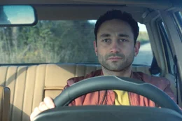 Musa (Deniz Cooper) in seinem Taxi.