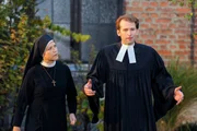 Pfarrer Brinkmann (Tillbert Strahl) sieht sich gezwungen die Gemeinde zu verlassen. Schwester Hanna (Janina Hartwig) will, dass er stattdessen den Kirchenvorstand überzeugt. Pfarrer Brinkmann (Tillbert Strahl) sieht sich gezwungen die Gemeinde zu verlassen. Schwester Hanna (Janina Hartwig) will, dass er stattdessen den Kirchenvorstand überzeugt.